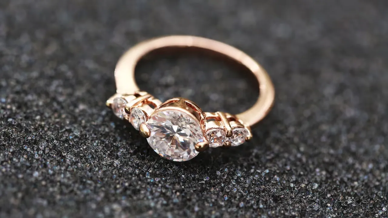 hitta din drömring i guld hos hallbergs guld